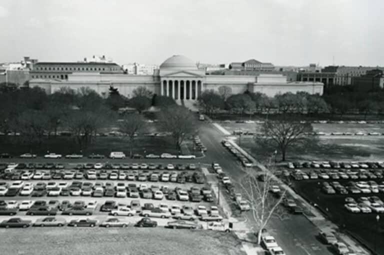 Black and white photo of parking at the national mall in the early 1970s